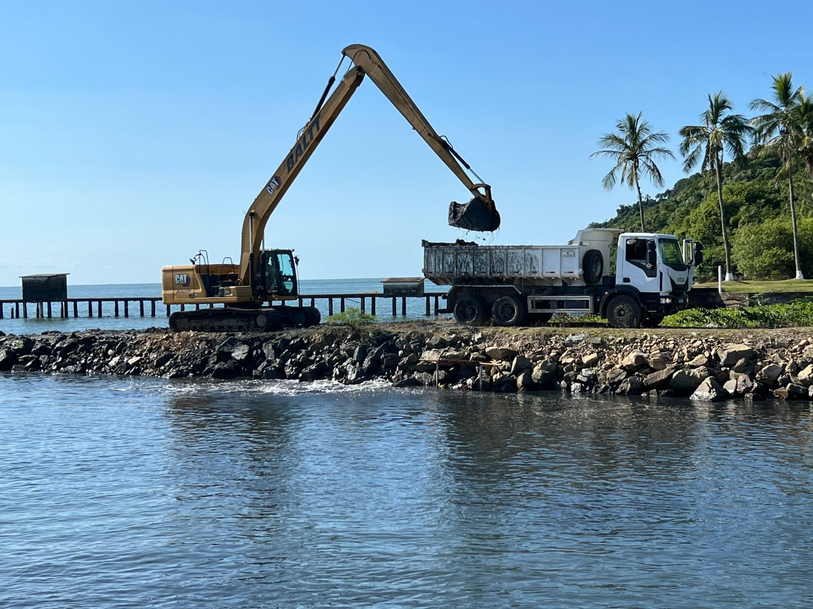 Imagem JPG, Prefeitura inicia trabalho de desassoreamento da boca da barra do Rio Iriri