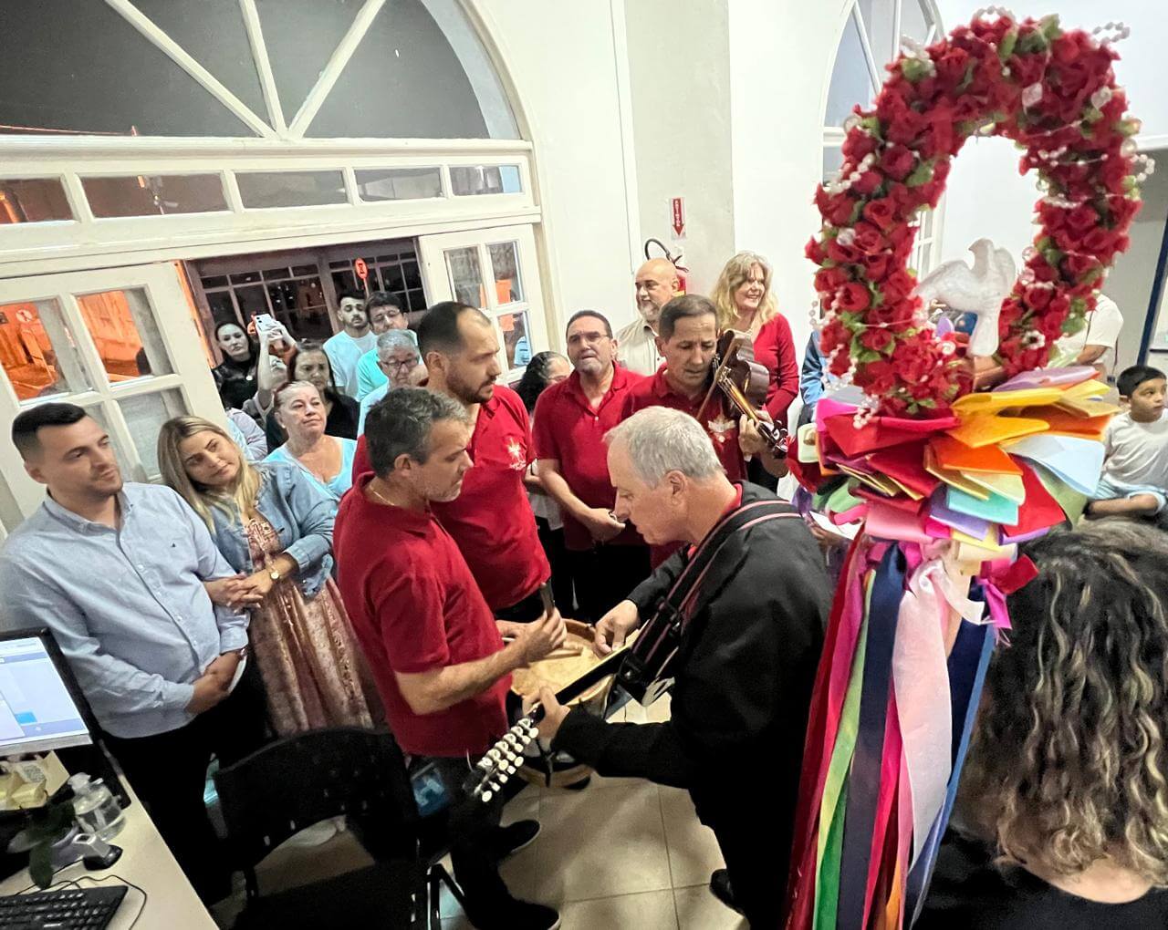 Imagem JPG, Fé e Tradição: Bandeira do Divino Espírito Santo é recebida na Prefeitura