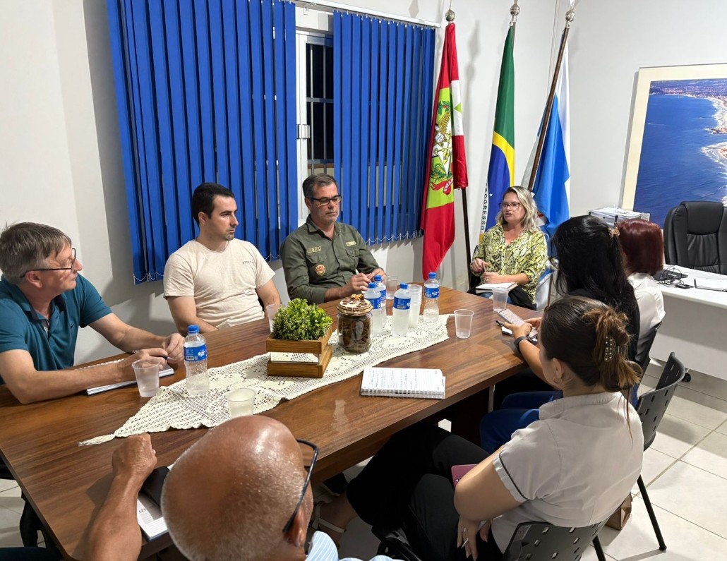 Imagem JPG, A Secretaria Municipal de Assistência Social recebeu, nesta segunda-feira (19), uma importante reunião com presidentes e representantes das associações de bairros, realizada na sala de reuniões da própria Secretaria.