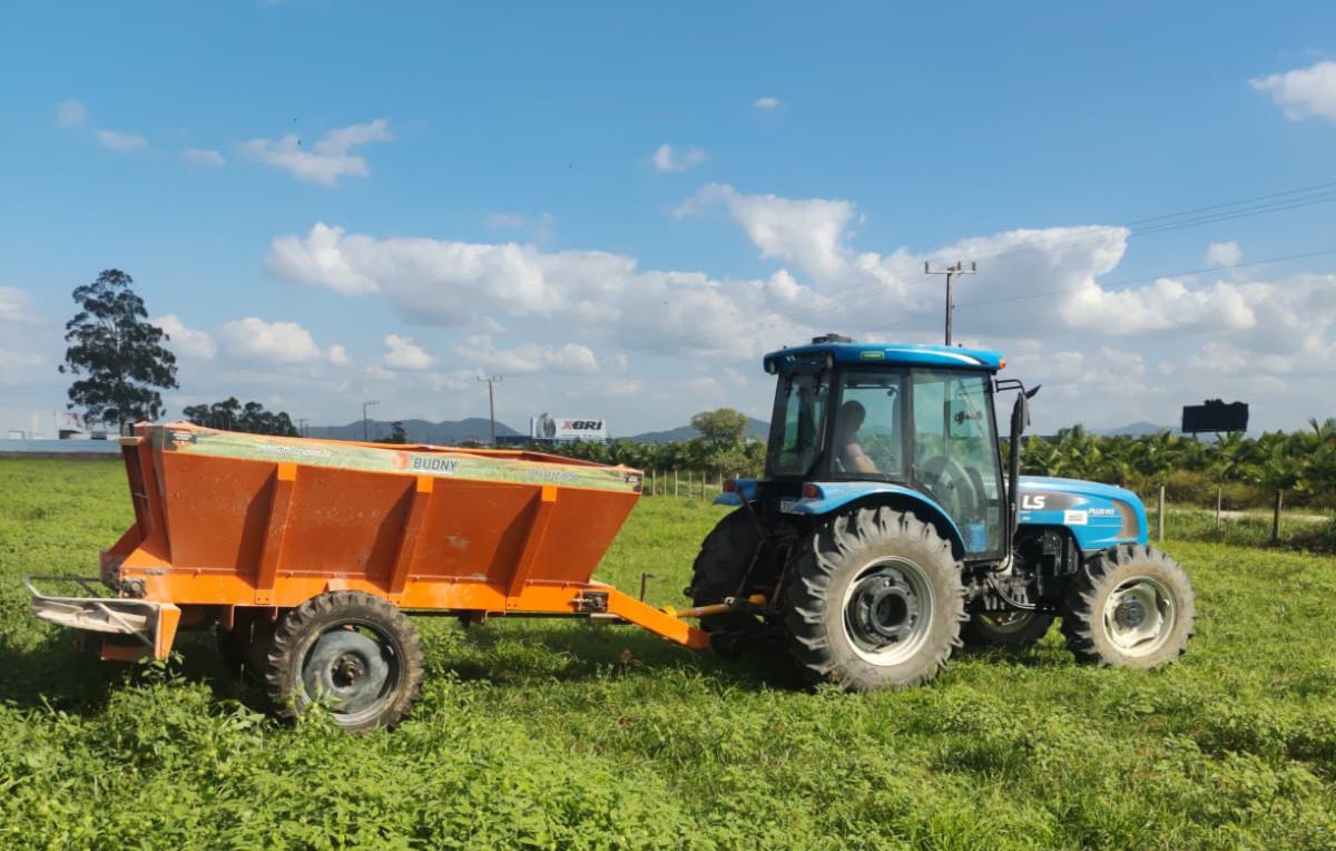 Imagem JPG, Prefeitura de Navegantes disponibiliza maquinário para aplicação de adubo orgânico aos produtores rurais