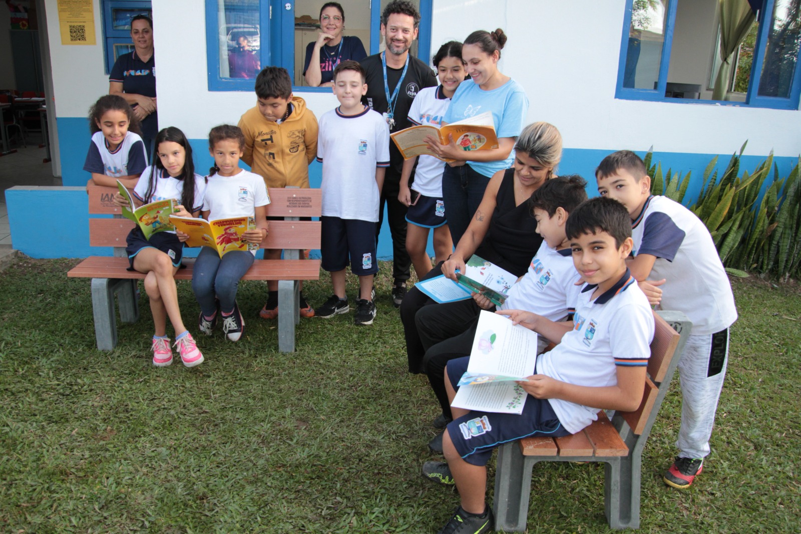 Imagem JPG, UBS e escola municipal de Navegantes recebem bancos sustentáveis feitos com materiais recicláveis