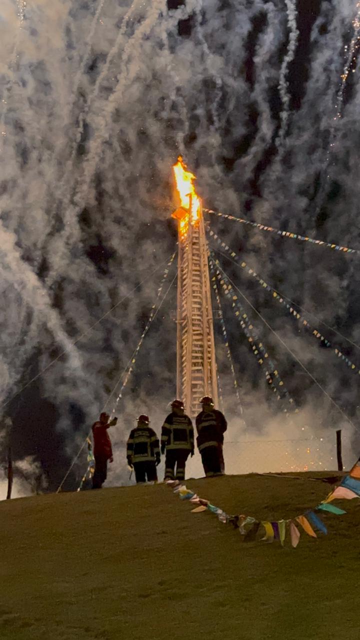 Imagem JPG, São João do Itaperiú atrai 25 mil pessoas e acende maior fogueira do Sul do Brasil