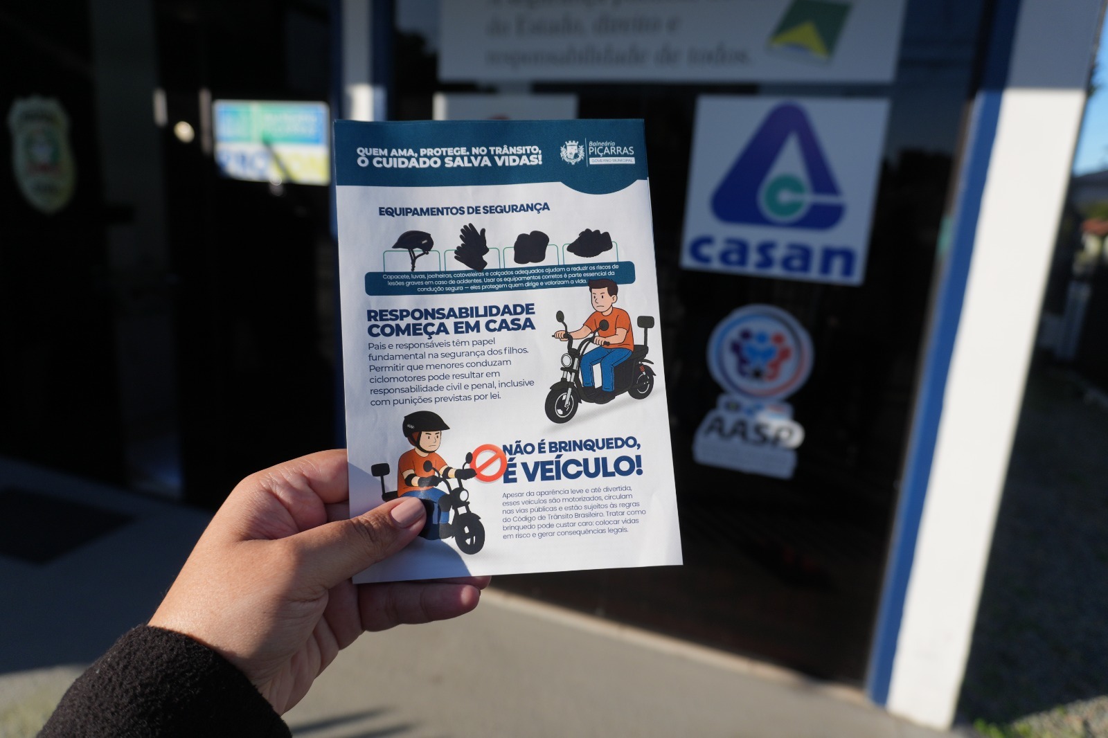 Imagem JPG, Segurança Pública realizou  blitz educativa neste fim de semana sobre ciclomotores e patinetes elétricos em Balneário Piçarras.