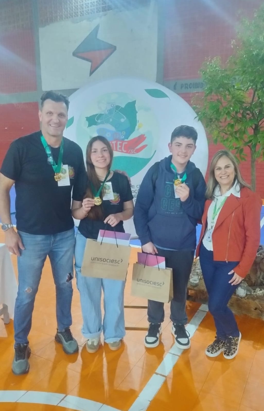 Imagem JPG, Grupo de alunos da  Escola EEM Senador Luiz Henrique da Silveira de Barra Velha Ganham a Feira Regional de Ciências e Tecnologia  de Joinville