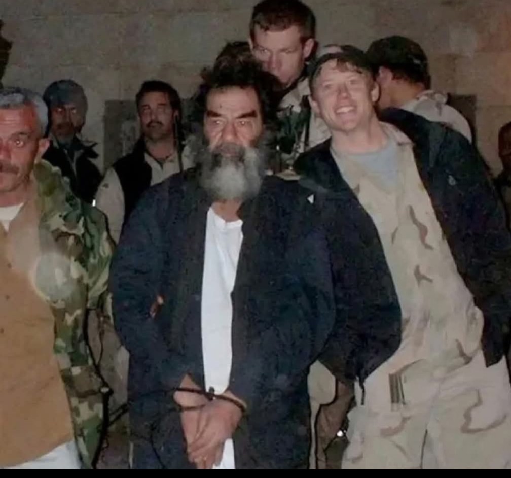 Imagem JPG, Em 13 de dezembro de 2003, forças militares americanas capturaram Saddam Hussein, ex-ditador do Iraque, perto de Tikrit.
