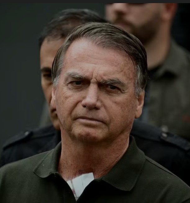 Imagem JPG, Bastidores da Prisão de Bolsonaro: Um Pastor Causa Tumulto em Vigília convocada por Flávio,  falando em microfone , contra o chefe do Clã, preso no último sábado. 