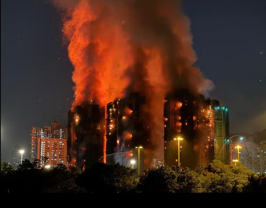 Imagem JPG, Incêndio de grandes proporções, atinge  complexo de prédios em Hong Kong e mata dezenas de pessoas. 