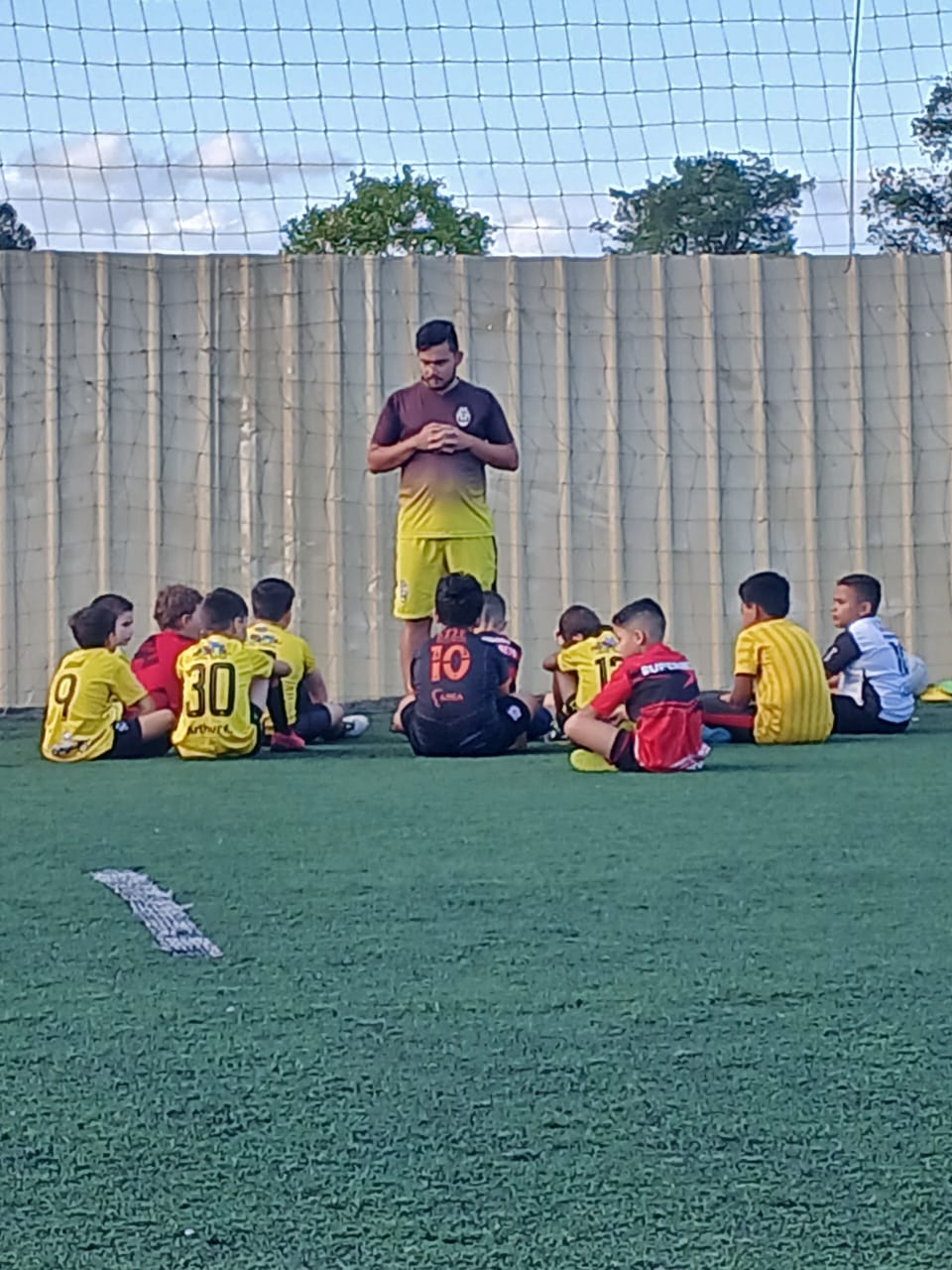 Imagem JPG, Escolinha de futebol infantil de Itajuba. Uma linda iniciativa do Next Play Centro de Treinamentos e do professor Edinei.