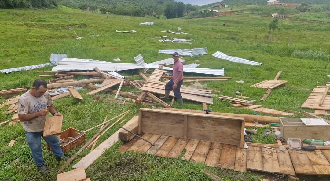 Prefeitura de São João do Itaperiú mobiliza força-tarefa após temporal causar prejuízos que ultrapassam R$ 1 milhão